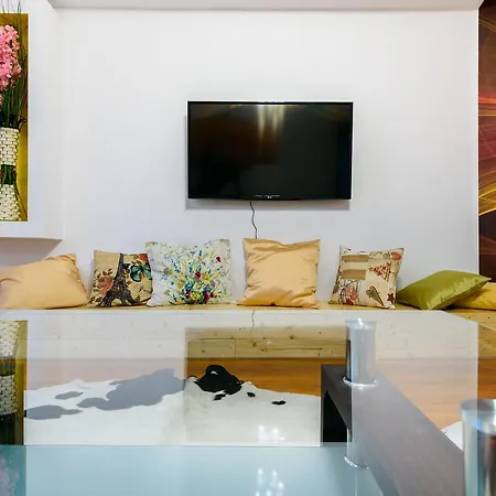 Pedestrian Old Town 3 Bedrooms By Orchid Garden Bukarest