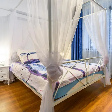 Pedestrian Old Town 3 Bedrooms By Orchid Garden דירה בוקרשט