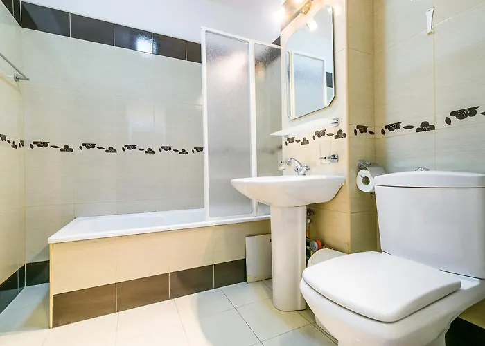 Апартаменти Pedestrian Old Town 3 Bedrooms By Orchid Garden Бухарест